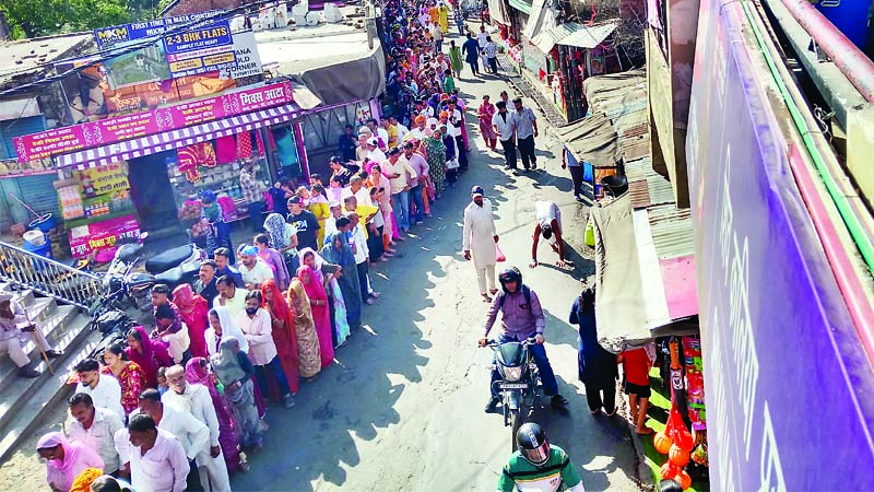 चिंतपूर्णी में माता के दर्शन को उमड़े भक्त