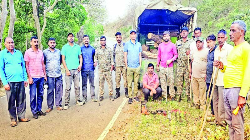 खुरवाईं में लोडेड ट्राले से खैर के 16 मोछे बरामद