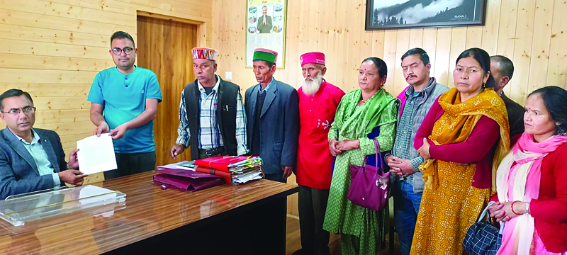 किसान बोले, बेदखली के आदेश रद्द करो