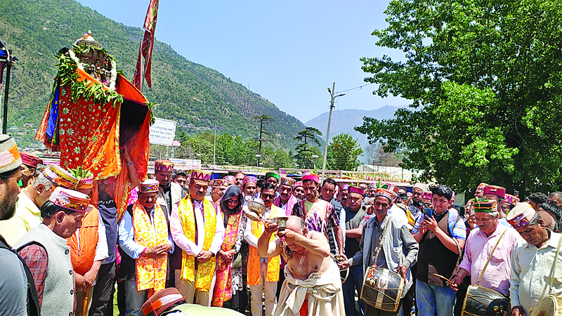 देव नृत्य के साथ पीपल मेला शुरू