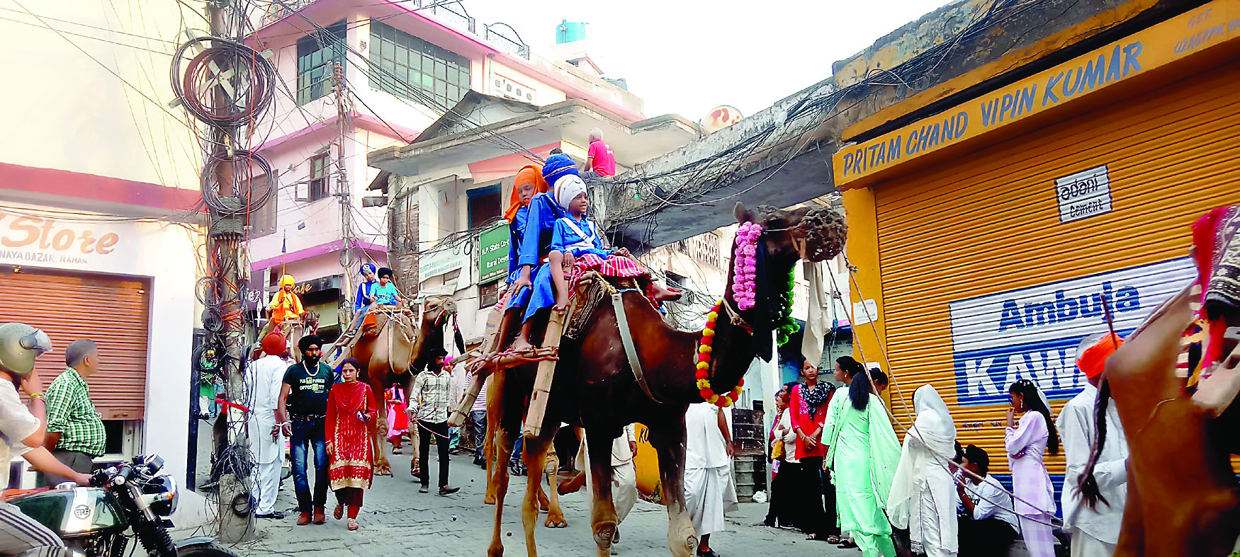 नाहन में ऊंटों की सवारी पर शोभायात्रा