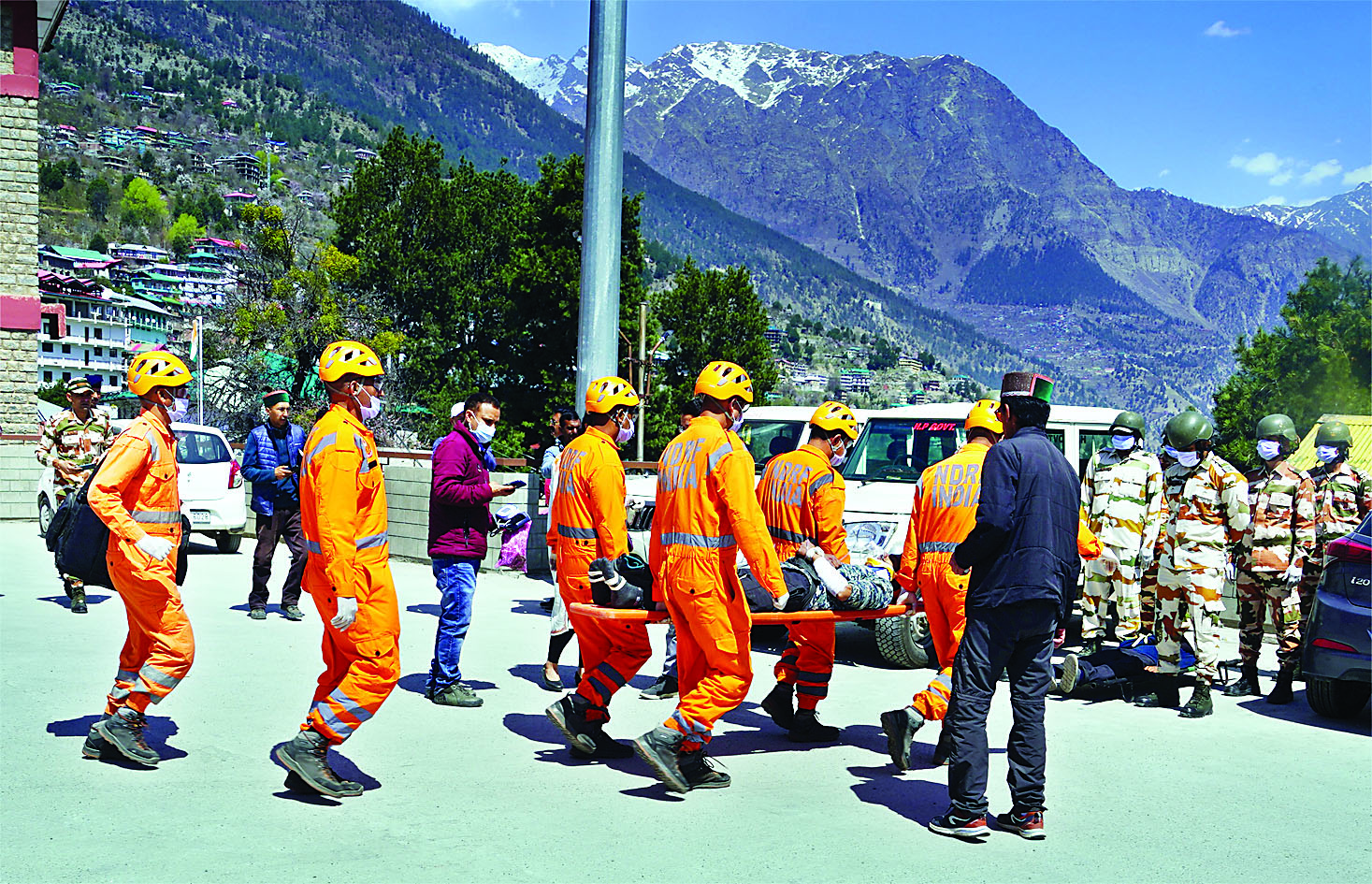 घायल कर्मचारियों को सुरक्षित निकाल पंहुचाया अस्पताल