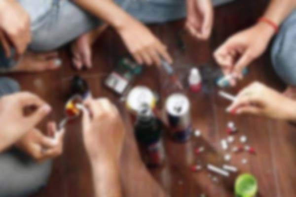 व्यवस्थाओं के दामन पर नशाखोरी के दाग