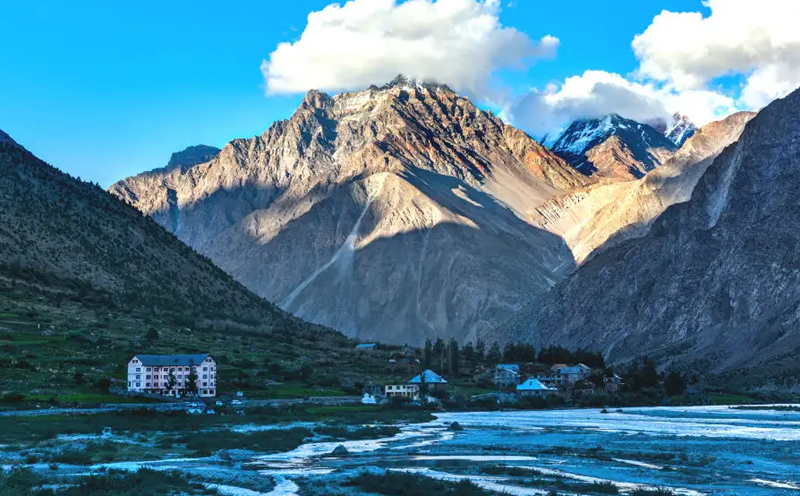 लाहुल-स्पीति में कौन सा पर्वत शिखर स्थित है?