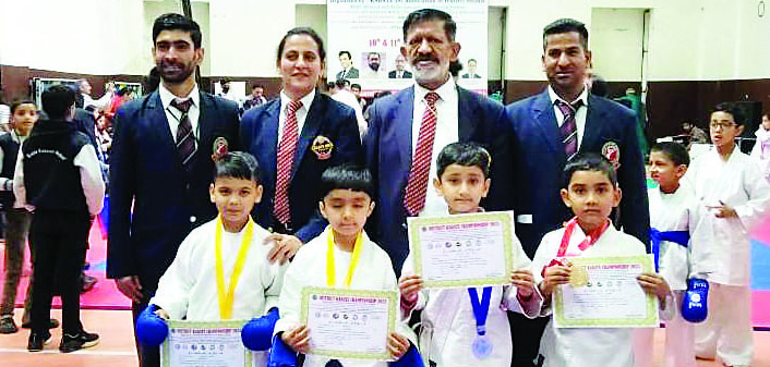 शिमला में कराटे प्रतियोगिता के विजेता खिलाड़ी नवाजे