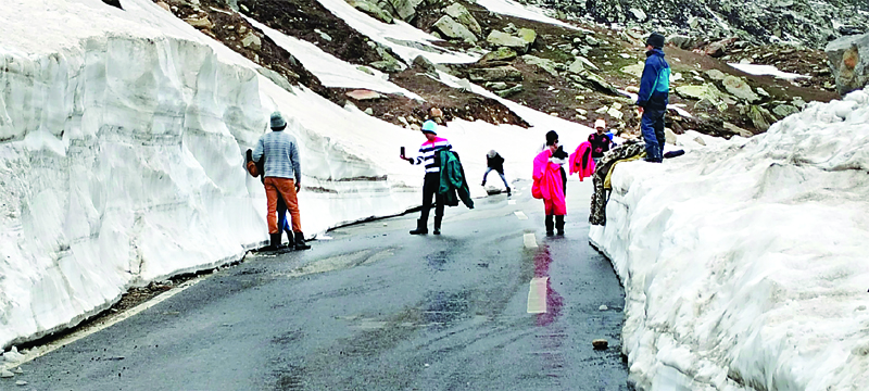 बर्फबारी के बाद कोकसर में बढ़ी रौनक