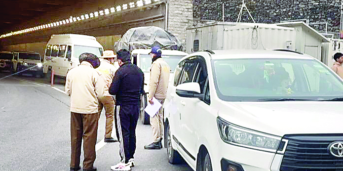सैलानियों से लाहुल गुलजार, बढ़ी रौनक