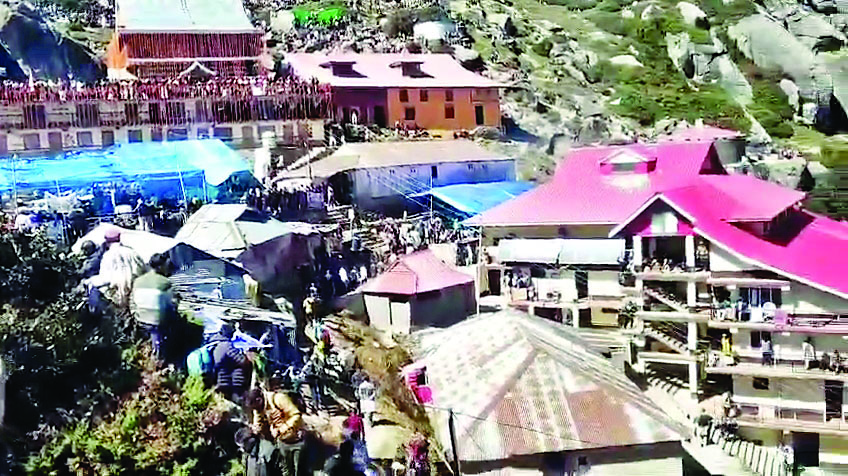 चूड़धार श्रद्धालुओं से गुलजार, उमड़ा आस्था का सैलाब