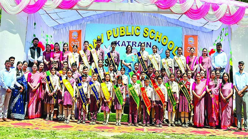अलंकरण समारोह में देवांश हैड ब्वाय और अंबिका सूद चुनीं हैड गर्ल