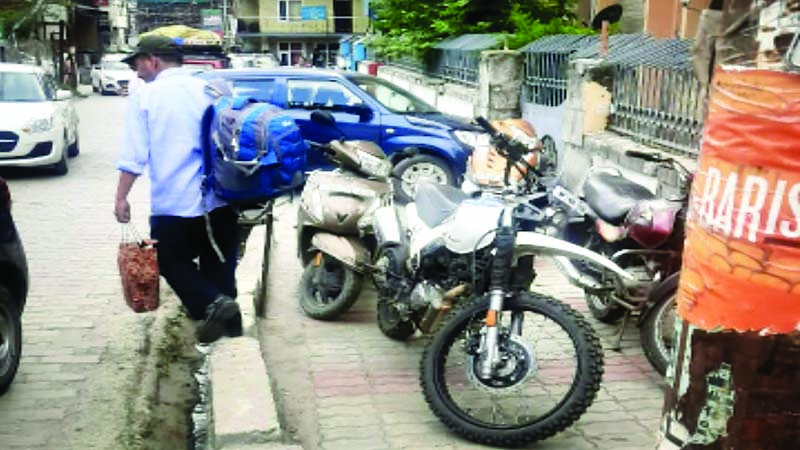मनाली में फुटपाथ पर वाहन, सडक़ पर रागहीर
