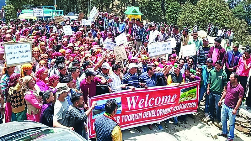 जलोड़ी दर्रे के एनएच-305 पर चक्का जाम