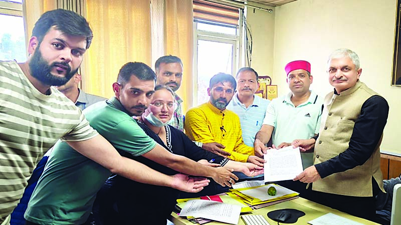 कर्मचारियों को दिया जाए न्यूनतम वेतन