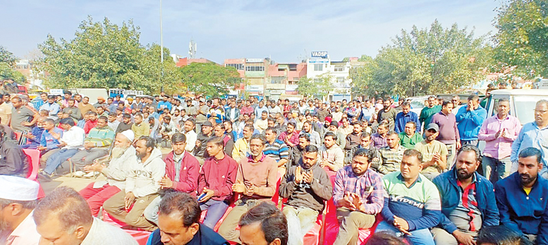 मनीमाजरा में मेकेनिकों का हल्ला बोल, मोटर मार्केट से पेटियां जब्त करने और दुकाने सील करने पर किया जोरदार प्रदर्शन