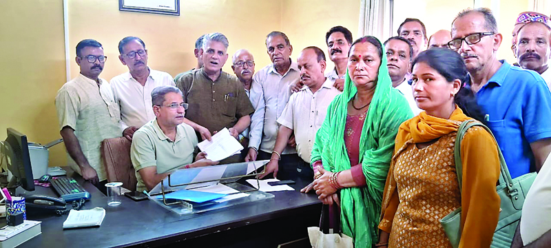 डाटा एंट्री ऑपरेटर के सहारे काम