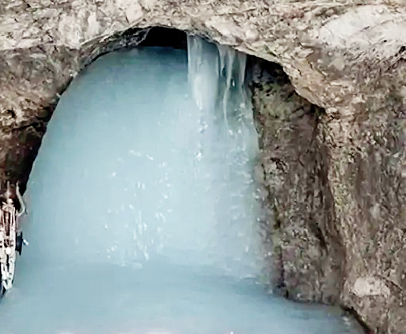 अमरनाथ गुफा में बाबा बर्फानी का पहला स्वरूप, सात फुट ऊंचा शिवलिंग प्रकट