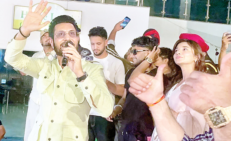 पंजाबी फिल्म ‘जोंबीलैंड’ की प्रोमोशन को हिमाचल के बद्दी पहुंचे कलाकार