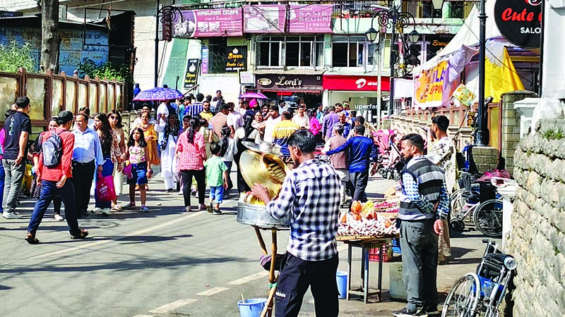 राजधानी की सडक़ों पर तहबाजारियों का कब्जा