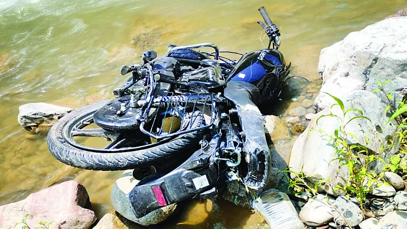 नदी किनारे जा गिरी बाइक उत्तराखंड के युवक की मौत