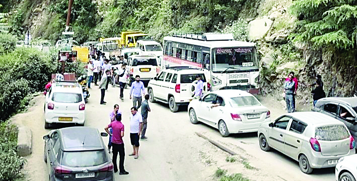तीर्थन की सैर में जाम का जंजाल