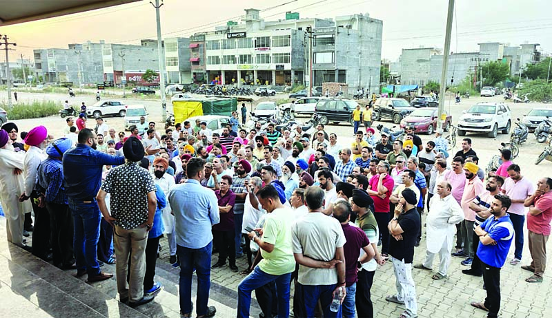 खरड़ में सडक़ न बनाने पर लोगों ने किया रोष प्रदर्शन, मांग पूरी न करने पर दी आंदोलन की चेतावनी