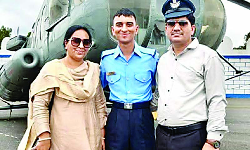 डाक विभाग की नौकरी छोड़ फ्लाइंग आफिसर बने दुष्यंत