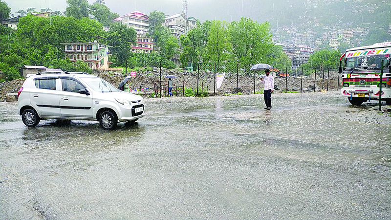 बदल गया मौसम, बारिश से कुल्लू में ठंड