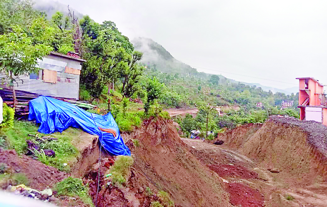 मोहड़धार में गिरा ल्हासा, खतरे में आए मकान