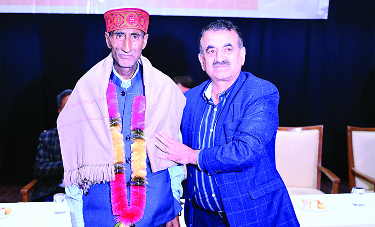 HPU से 13 शिक्षक-दो कर्मचारी रिटायर्ड, कुलपति आचार्य महावीर सिंह ने दी बधाई