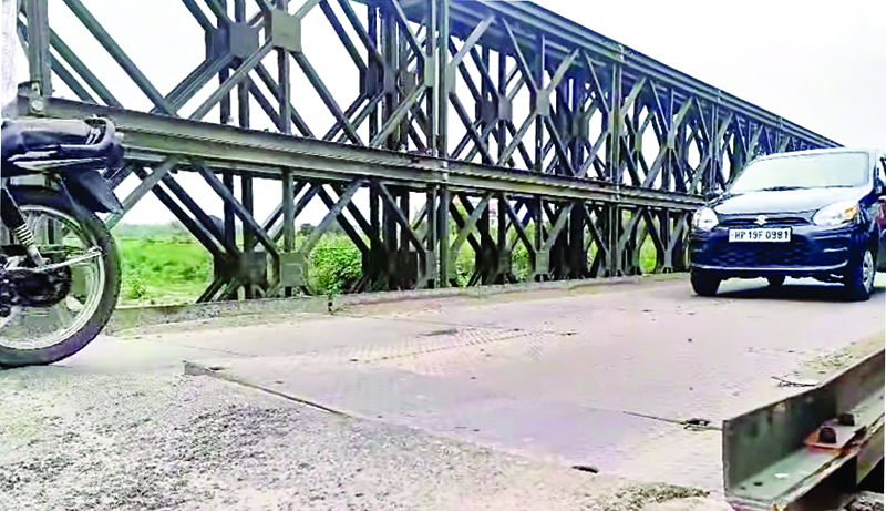 बरसात जोरों पर, रामपुर बैली ब्रिज की प्लेट उखड़ी