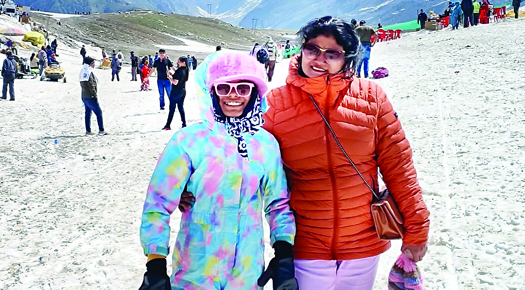 रोहतांग में बर्फबारी… मनाली पर्यटकों से गुलजार