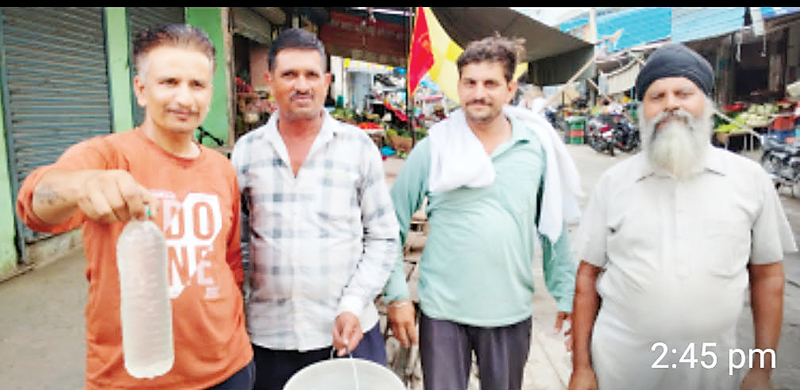 मैटमला पानी पीने को मजबूर लोग, पिहोवा पुरानी सब्जी मंडी में लोगों को करना पड़ रहा दिक्कतों का सामना
