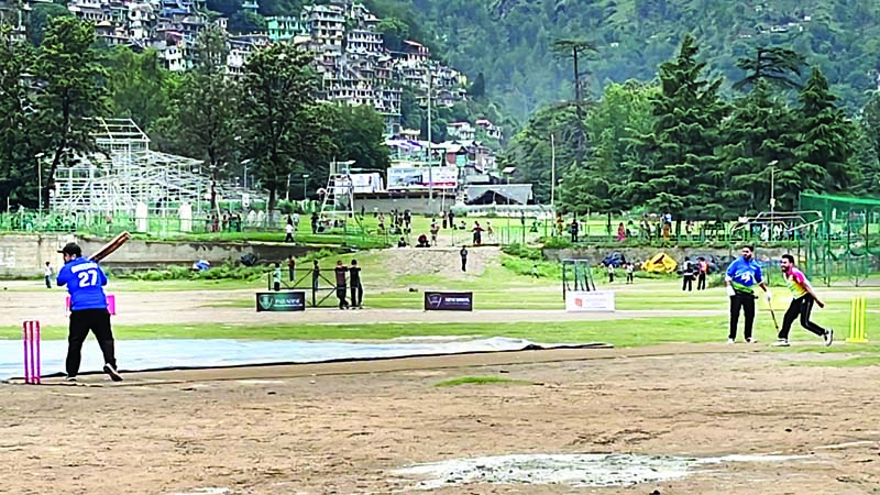 कुल्लू में सैलानियों ने लगाए चौके-छक्के