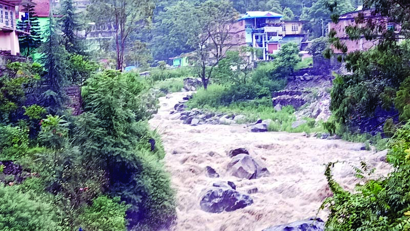 आनी में बारिश और ल्हासे गिरने से कई सडक़ें बंद