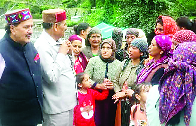 पूर्व सांसद ने बांटा पीडि़तों का दर्द
