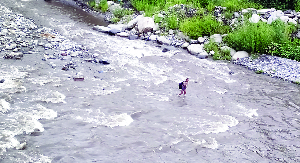 तेज धार में मछली पकडऩा बना जुनून