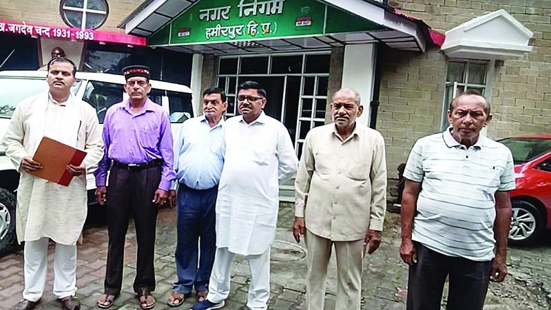 दर्जनों स्ट्रीट लाइटें खराब, शौचालय बंद, जर्जर हो चुके पुराने मकान