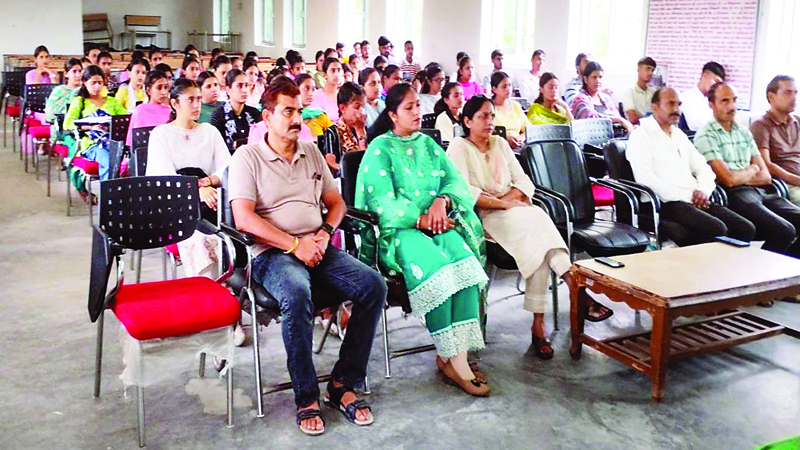 धनेटा कालेज में करियर, रोजगार और छात्रवृत्तियों पर दिया लेक्चर