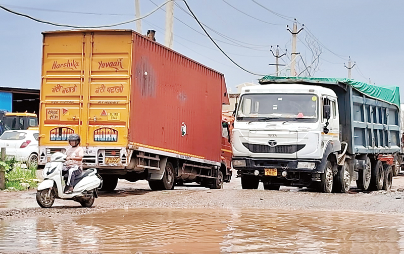मुबारकपुर क्रशर रोड की हालत खस्ता, लोगों को करना पड़ रहा दिक्कतों का सामना, जल्द मांगा समस्या का समाधान