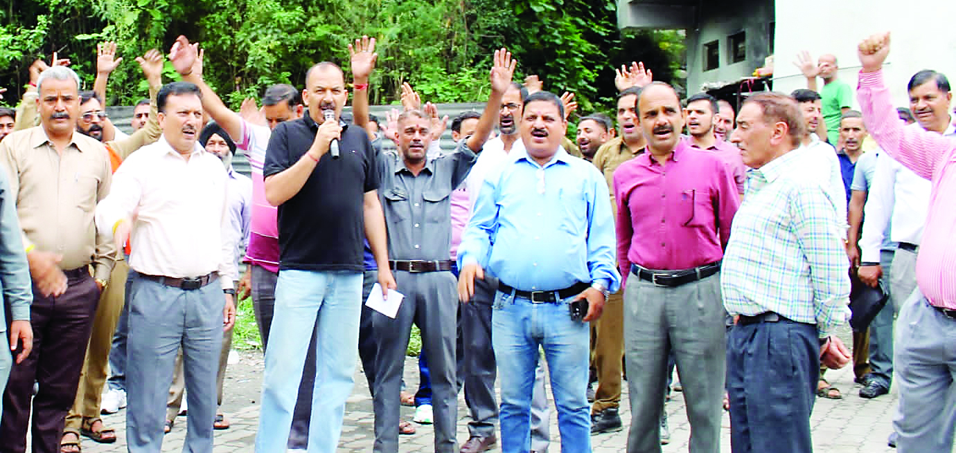 चंबा में एचआरटीसी बस ड्राइवर गरजे
