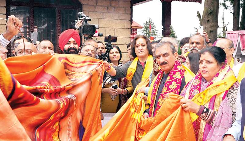 जाखू मंदिर में 108 फुट ऊंचा झंडा, सीएम ने स्थापित की हनुमान ध्वजा, मांगी प्रदेशवासियों की सुख-समृद्धि
