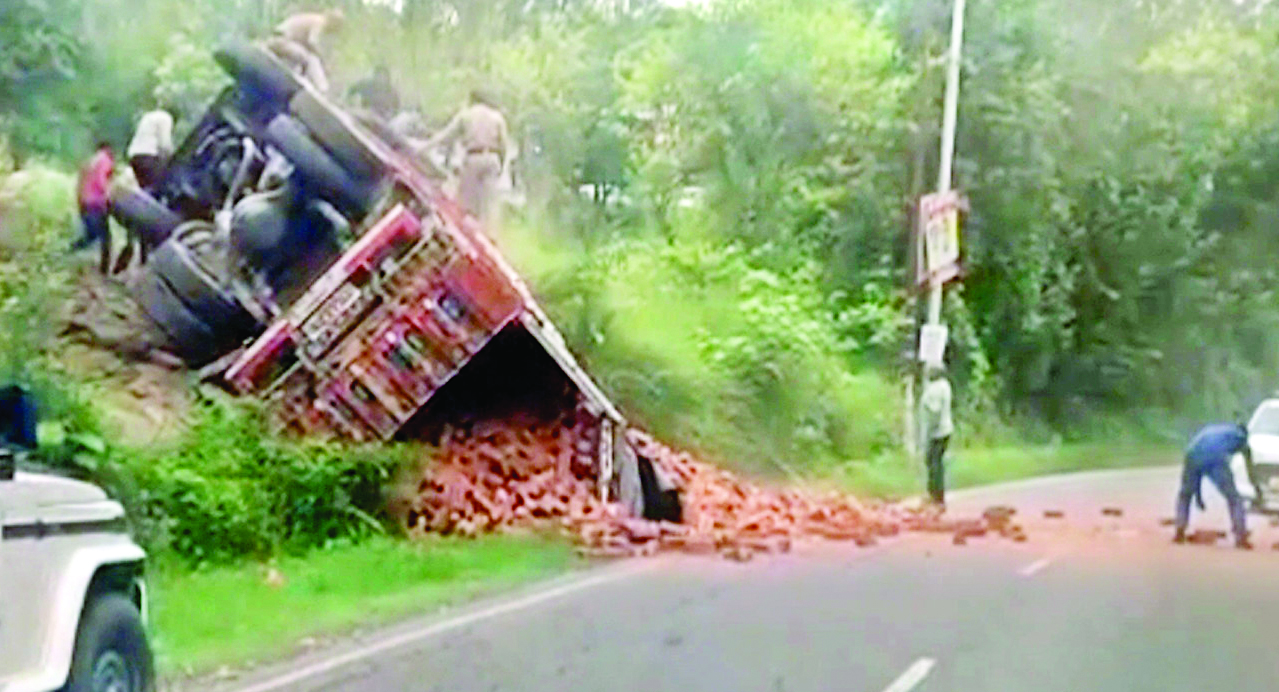 बैठ गया डंगा, पलट गया ट्रक