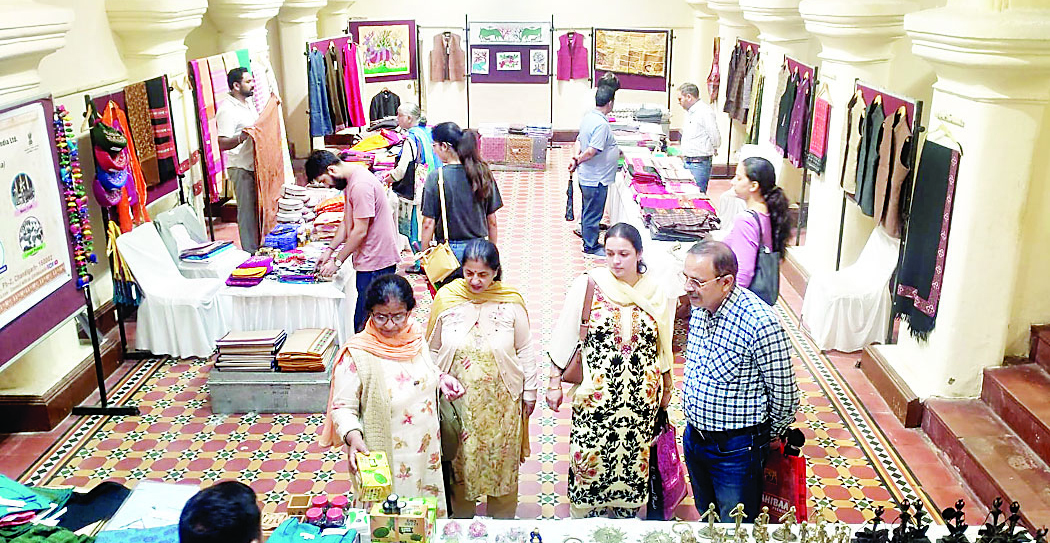 आदिवासी कारीगरों ने सजाए उत्पाद