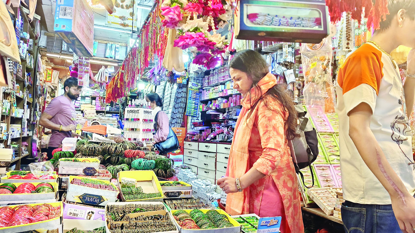 बाजारों में खरीददारी को भीड़, मंदिरों में उमड़ा आस्था का सैलाब