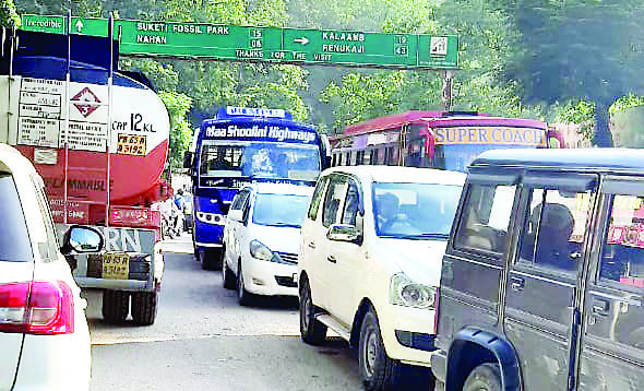 नाहन-पांवटा मार्ग में जाम ने सांसें बंद कर दी