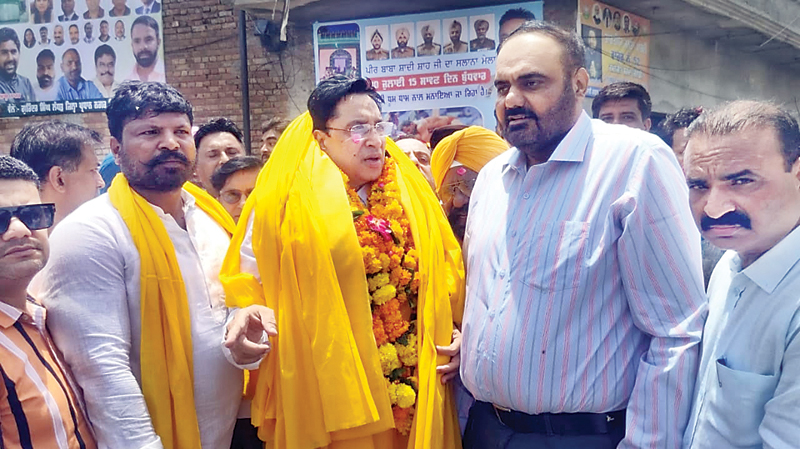 अनंगढ़ नाले में जगह-जगह गंदगी के ढेर, विधायक डा. अजय गुप्ता ने नगर निगम ने अधिकारियों के साथ किया दौरा