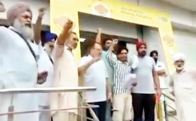 फिरोजपुर में बैंक उपभोक्ताओं से फ्रॉड, कर्मचारी ने ग्रामीणों के विश्वास का उठाया फायदा, पुलिस कर रही तलाश