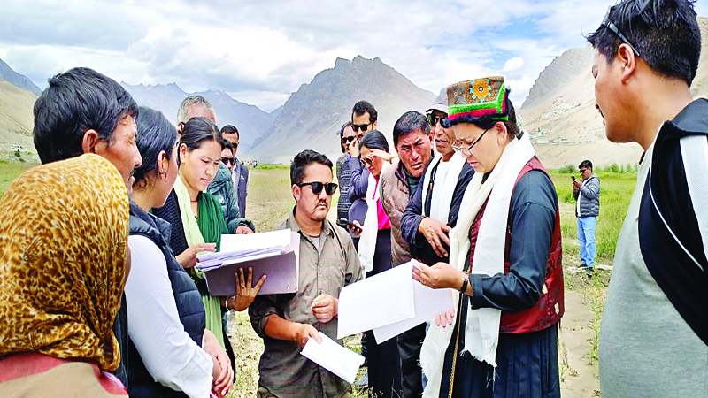 एमएलए के सामने फूट-फूट कर रोईं महिलाएं