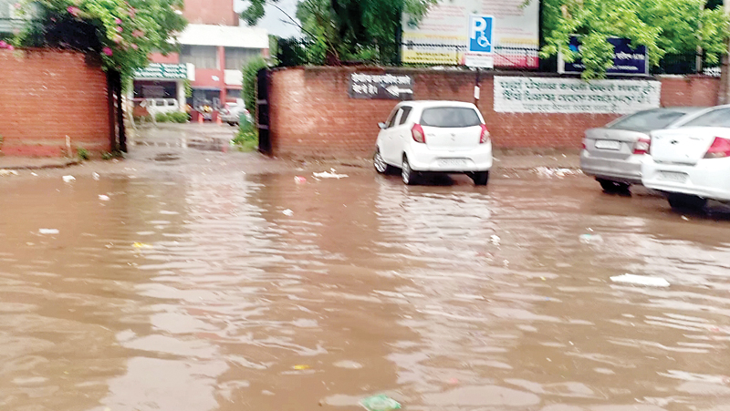 बारिश का कहर, सडक़ें बनी तालाब, रोड पर पानी जमा होने से चालकों को करना पड़ा दिक्कतों का सामना, रोड हुए बंद