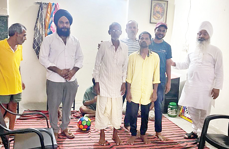 12 साल बाद मिला गुमशुदा बेटा, नी आसरे दा आसरा शेल्टर होम की मदद से पहुंचाया घर