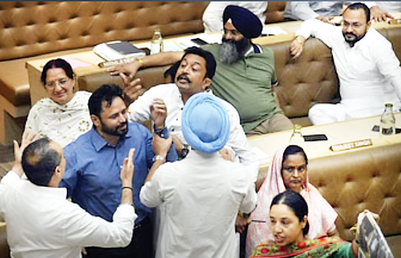 चंडीगढ़ में भाजपा-‘आप’ पार्षदों में नोकझोंक, हाउस मीटिंग में जमकर हुआ हंगामा, इस मुद्दे पर हुई कहासुनी